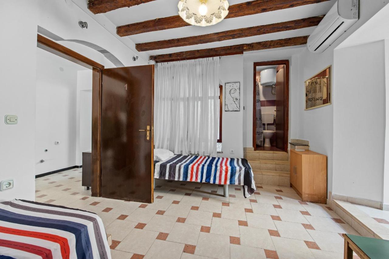 Pula Hostel Extérieur photo